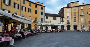 Praça do anfiteatro no centro histórico de Lucca