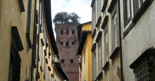 Vista da Torre Guinigi pelas ruas do centro histórico de Lucca