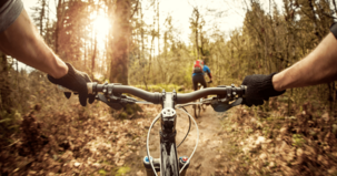 trilha de bike na montanha