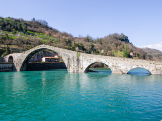 Vista da Ponte della Maddalena  ou  Ponte del Diavolo em Borgo a Mozzano.