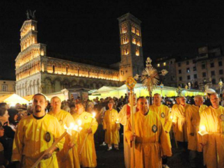 Luminara di Santa Croce dia 13 de setembro em luca, procissão com velas.,