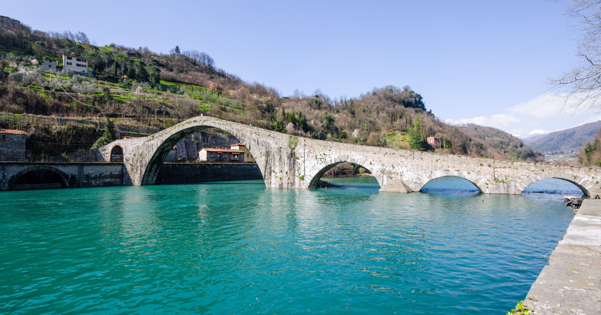 Vista da Ponte della Maddalena  ou  Ponte del Diavolo em Borgo a Mozzano.
