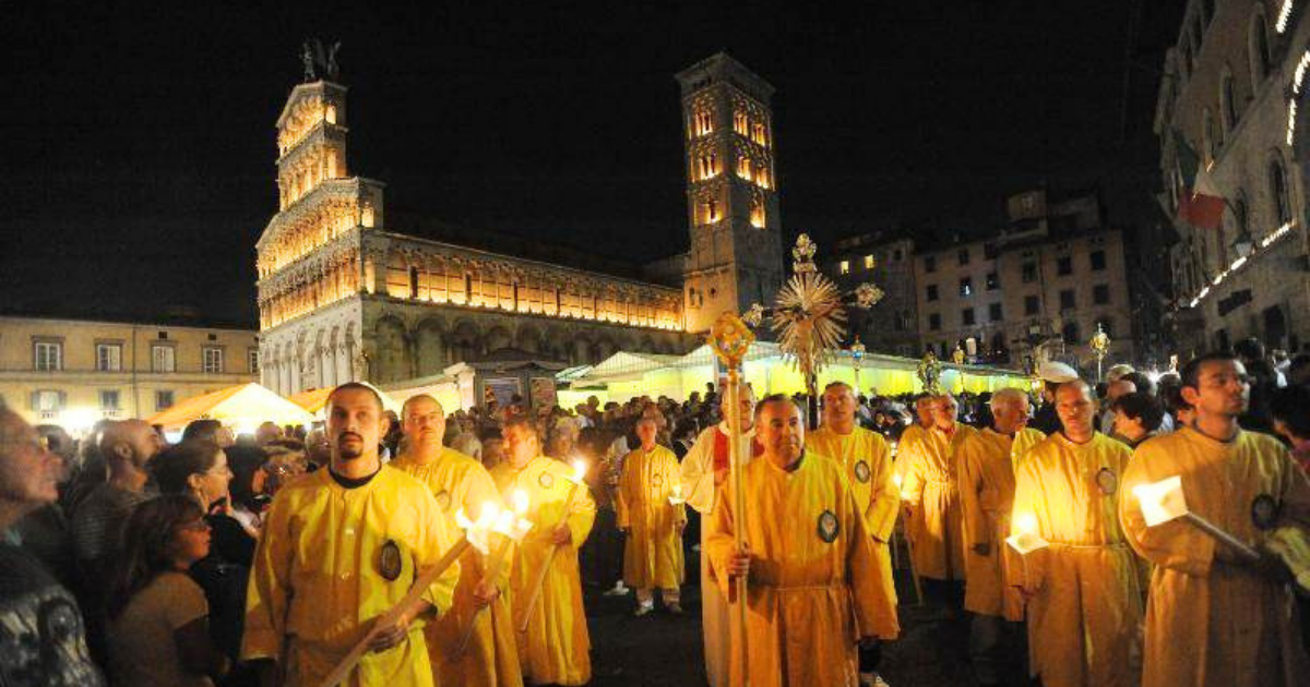luminara-di-santa-croce-em-lucca-toscanalucca.png Luminara di Santa Croce dia 13 de setembro em luca, procissão com velas.,